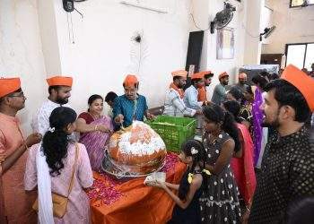 पंचमुखी हनुमान मंदिर येथे १०१ किलो बुंदी लाडू; ८०० पेक्षा अधिक दिव्यांची मनमोहक आरास