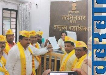 बल्लारपूर तालुक्यात तहसील कार्यालय जवळ नगर परिषद चौक बल्लारपूर समोरील मंडपात एक दिवसीय लाक्षणिक उपोषण करण्यात आले.
