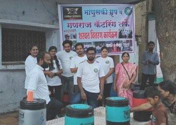 माणूसकी ग्रुप तसेच गणराज केटरिंग यांच्या माध्यमातून शरबत तसेच पाणी वाटप 