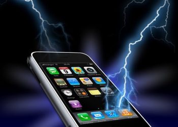 विजांचा कडकडाट होत असेल तेव्हा मोबाईलचा वापर केल्याने खालील धोके असू शकतात
