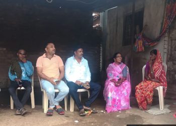 शेतकऱ्याच्या आत्महत्येनंतर हरीषभाऊ बन्सोड यांनी केली आर्थिक मदत