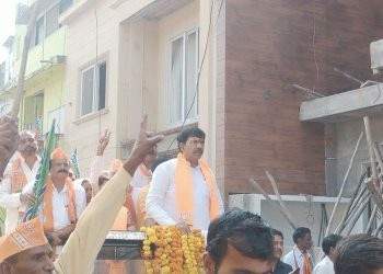 भारी जयकारों के साथ भाजपा प्रत्याशी प्रदीप जायसवाल का नामांकन