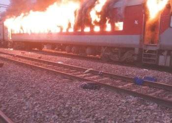 रेल्वेच्या स्लीपर कोचला भीषण आग; प्रवाशांनी मारली ट्रेनमधून उडी; चार प्रवाशांची प्रकृती चिंताजनक