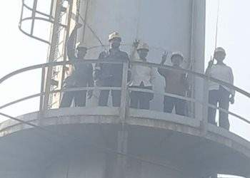 बॉयलरवर चढून कामगारांचे आंदोलन; आम् आदमी पक्षाचा पाठिंबा