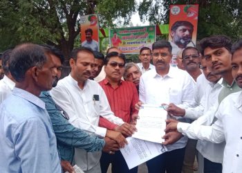 रिपब्लिकन पार्टी ऑफ इंडिया आठवले पक्षाच्या वतीने धामणगाव रेल्वे ला नगर परिषद प्रांगणातील डॉ. बाबासाहेब आंबेडकर यांच्या पूर्णाकृती पुतळ्याच्या नुतनीकरण व सौंदर्यीकरण च्या संदर्भात मा.आमदार प्रतापदादा अडसड यांना निवेदन.*