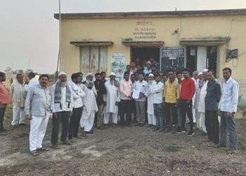 ढंगारखेड ग्रामस्थांनी डॉ. महेश चव्हाण यांना दिले विकासकामांसाठी निवेदन