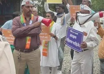 साहित्यिक यशवंत मनोहर यांच्या घरासमोर वंचितचे आंदोलन; कारण जाणून घ्या