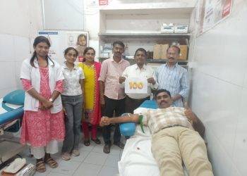 जिल्हा परिषद शिक्षक हरीश ससनकर यांचे 100 वे रक्तदान