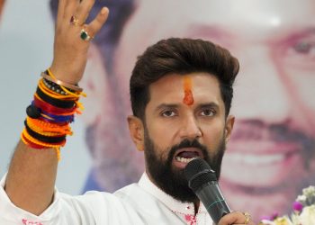 राजकीय नेते हाताला धागा का बांधतात? असे होतात राजकीय जीवनात फायदे