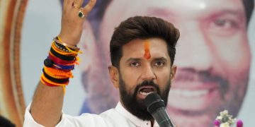 राजकीय नेते हाताला धागा का बांधतात? असे होतात राजकीय जीवनात फायदे