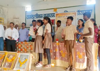 संविधान गुणगौरव परीक्षेतील गुणवंत व संविधान ज्ञानदात्यांचा नवेगावबांध येथे सत्कार.